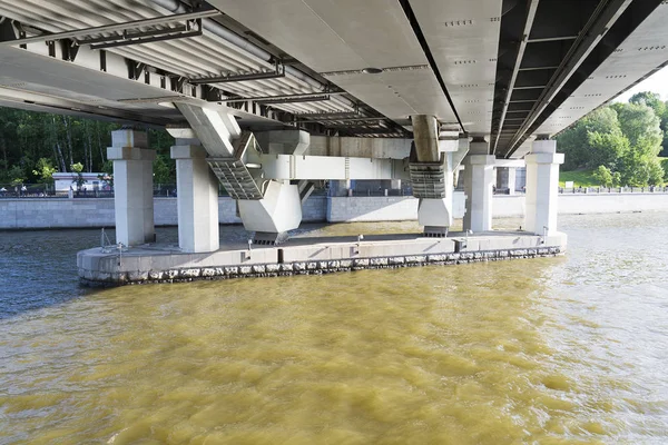 Moskova Nehri aşağıdan köprü görünümünü gün güneşli yaz.