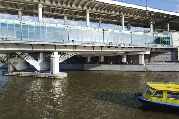 Moskova Nehri aşağıdan köprü görünümünü gün güneşli yaz.