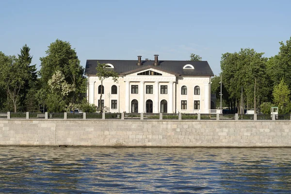 Palazzo Vicino All Argine Del Fiume Mosca Vicino Allo Stadio — Foto Stock