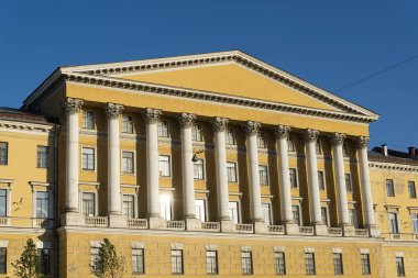 Eski sarı bina St. Petersburg Nehri yakınında.
