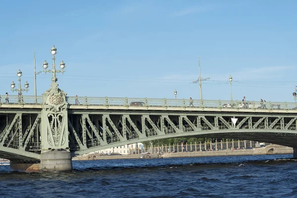 St. Petersburg bridge Nehri denizden göster.