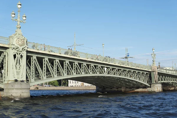 St. Petersburg bridge Nehri denizden göster.