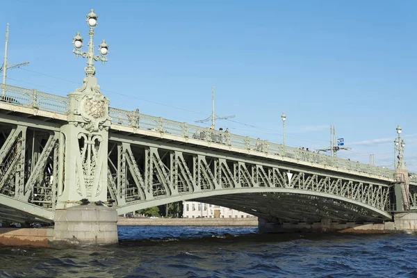 St. Petersburg bridge Nehri denizden göster.