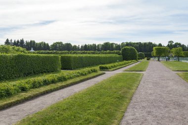 Peterhof üst bahçede yollarının. 4 Temmuz 2018. Rusya, güneşli yaz gün