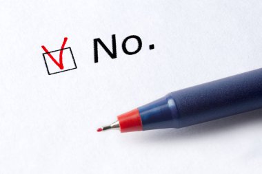 Kelime hiçbir beyaz bir arka plan üzerinde yazdırılır. Onay işareti kırmızı, işaretlenmiş meydanda.