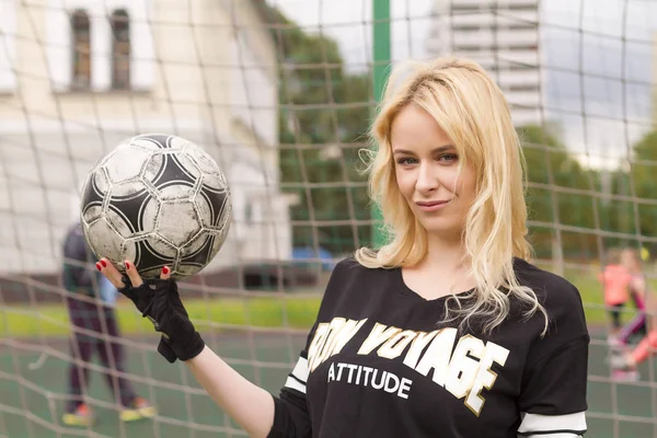 Schöne Blondine Mit Ball Fußballtor Fußballplatz Tor Aus Nächster Nähe — Stockfoto