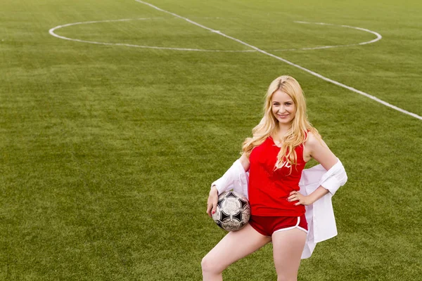Blondine Mit Ball Auf Dem Fußballplatz Roter Uniform Einem Sonnigen — Stockfoto