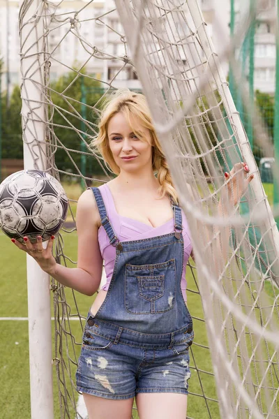Blondes Mädchen Mit Ball Tor Auf Dem Fußballplatz Jeansanzug — Stockfoto