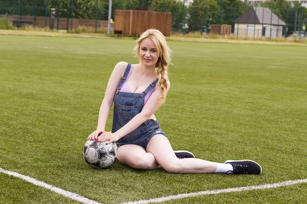 Blondes Mädchen Mit Ball Sitzt Einem Sonnigen Sommertag Auf Einem — Stockfoto