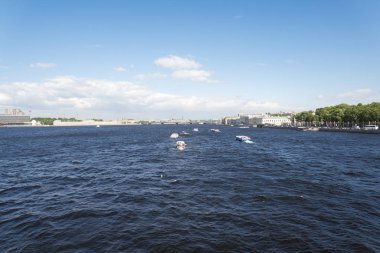 Neva Nehri üzerinde St. Petersburg'daki Köprüsü'nden yaz güneşli bir günde görüntülemek.