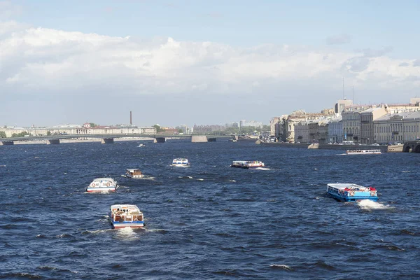 Neva Nehri Üzerinde Petersburg Daki Köprüsü Nden Yaz Güneşli Bir — Stok fotoğraf