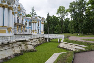 Susuz yaz parkta tarihi bir bina etrafında bir hendek.