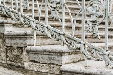 Beyaz Ferforje korkuluk beton dışında merdivenlerde. Merdivenlerden yukarı çık.