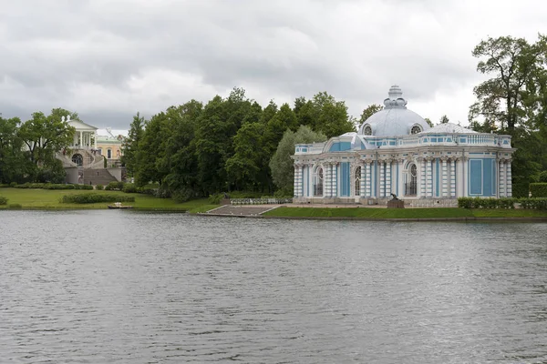Голубое Здание Возле Большого Пруда Пушкине Облачный Летний День — стоковое фото