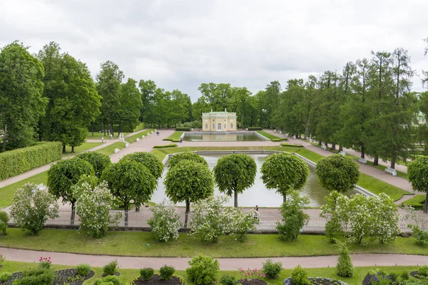 Letní Park Uličkami Lavičkách Poblíž Chodníky Slunečného Letního Dne — Stock fotografie