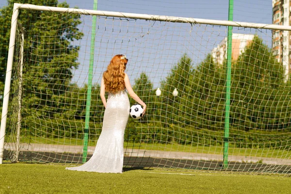 Ein Mädchen Mit Roten Haaren Steht Mit Einem Ball Weißen — Stockfoto
