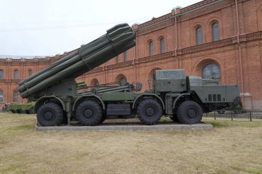 St.Petersburg, Rusya araç 9a52 300 mm birden çok roketatar Smerch 9 k mücadele 58 askeri topçu Müzesi'nde. 1987 yılında kabul edilen.
