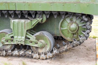 Tank tırtıl tekerlekler ile yürümek. Modern askeri teçhizat.