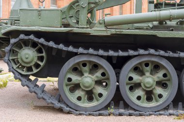 Tank tırtıl tekerlekler ile yürümek. Modern askeri teçhizat.