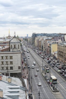 St. Petersburg, çatı ve çatı yaz bulutlu gün sokaklarda görünümünü.