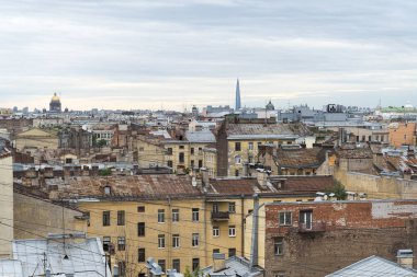 St. Petersburg, çatı ve çatı yaz bulutlu gün sokaklarda görünümünü.