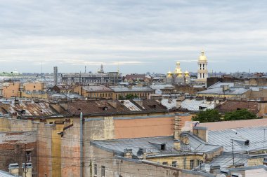 St. Petersburg, çatı ve çatı yaz bulutlu gün sokaklarda görünümünü.