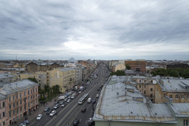 St. Petersburg, çatı ve çatı yaz bulutlu gün sokaklarda görünümünü.