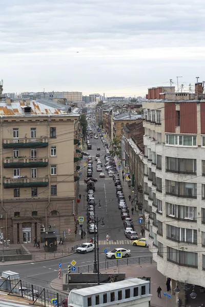 Petersburg Çatı Çatı Yaz Bulutlu Gün Sokaklarda Görünümünü — Stok fotoğraf
