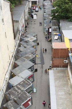 Alley, kahve konteynerler ile yukarıda sokak görünümü. Yaz günü St Petersburg.