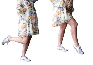 Güzel ince kadın ayak spor ayakkabı beyaz bir arka plan üzerinde.