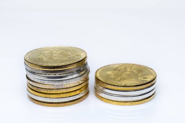 Bitcoins beyaz bir arka plan üzerine dizilir. Altın ve gümüş Bitcoin olduğunu.