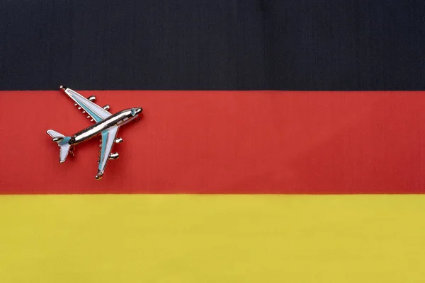 Uçak Almanya Bayrağı Seyahat Kavramı Almanya Bayrağı Üzerinde Oyuncak Uçak — Stok fotoğraf
