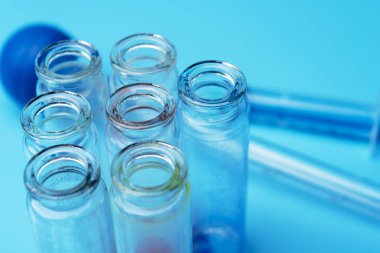 Mavi arka plan üzerinde kirli test tüpleri. Araştırma Laboratuvarı.