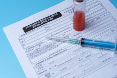 Boş doping kontrolü, şırınga ve kan yakın çekim. Tıbbi araştırma.