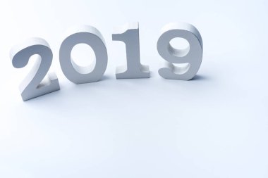 Beyaz bir arka plan üzerinde oda 2019. Yeni yıl kavramı. Alçı yapılan.