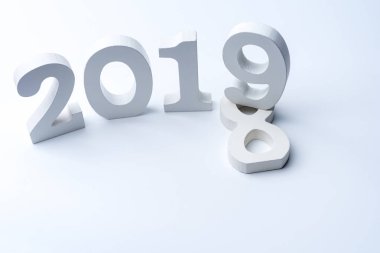 Beyaz bir arka plan üzerinde oda 2019. Yeni yıl kavramı. Alçı yapılan.