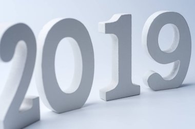 Beyaz bir arka plan üzerinde oda 2019. Yeni yıl kavramı. Alçı yapılan.
