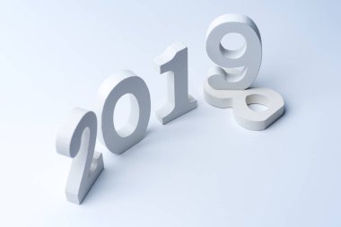 Beyaz bir arka plan üzerinde oda 2019. Yeni yıl kavramı. Alçı yapılan.