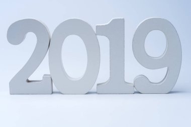 Beyaz bir arka plan üzerinde oda 2019. Yeni yıl kavramı. Alçı yapılan.