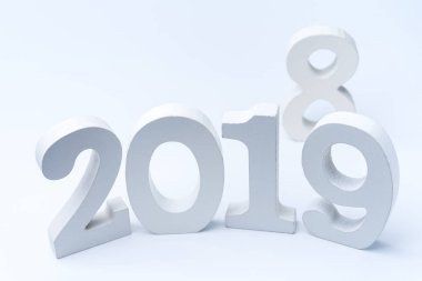 Beyaz bir arka plan üzerinde oda 2019. Yeni yıl kavramı. Alçı yapılan.