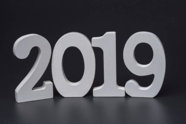 Yeni yıl iki bin on dokuz sayı siyah bir arka plan üzerine beyaz. Yeni yıl 2019 kavramı.