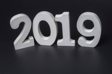 Yeni yıl iki bin on dokuz sayı siyah bir arka plan üzerine beyaz. Yeni yıl 2019 kavramı.