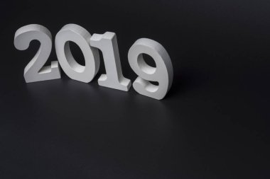 Yeni yıl iki bin on dokuz sayı siyah bir arka plan üzerine beyaz. Yeni yıl 2019 kavramı.