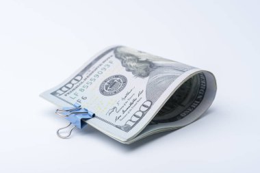 Yüz dolar faturaları beyaz zemin üzerinde bir paket. Bankacılık, para klempe Kırtasiye klip.