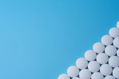 Sağ alt köşede mavi bir arka plan üzerinde beyaz tıp hapları. İlaç Laboratuvar.