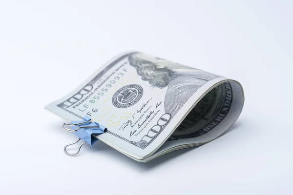 Συσκευασία Των Εκατό Δολαρίων Λογαριασμούς Λευκό Φόντο Τραπεζικής Χρήματα Στερεώνεται — Φωτογραφία Αρχείου