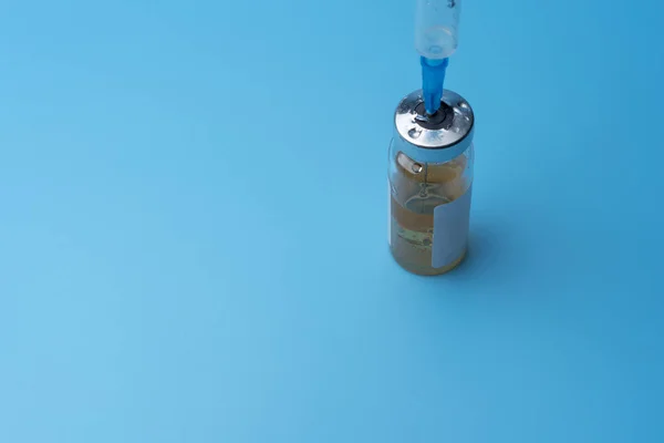 Medicinsk Flaskan Med Sprutan Blå Bakgrund Laboratoriet För Medicinska Preparat — Stockfoto