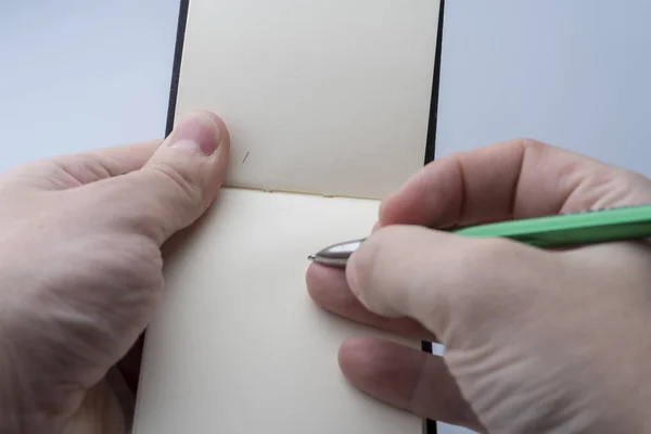 Manos Hombre Sosteniendo Cuaderno Una Pluma Sobre Fondo Blanco Escribir — Foto de Stock
