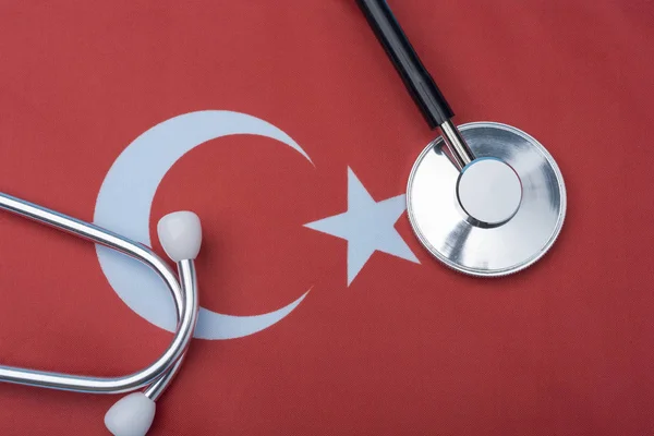 Stetoskop Türk bayrağı. Tıbbi kavramı. Türkiye'de tedavi.