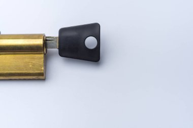 Beyaz arka plan üzerinde tuşları grup ile kapı kilidi kırılmış. Kale larva kaldırıldı.